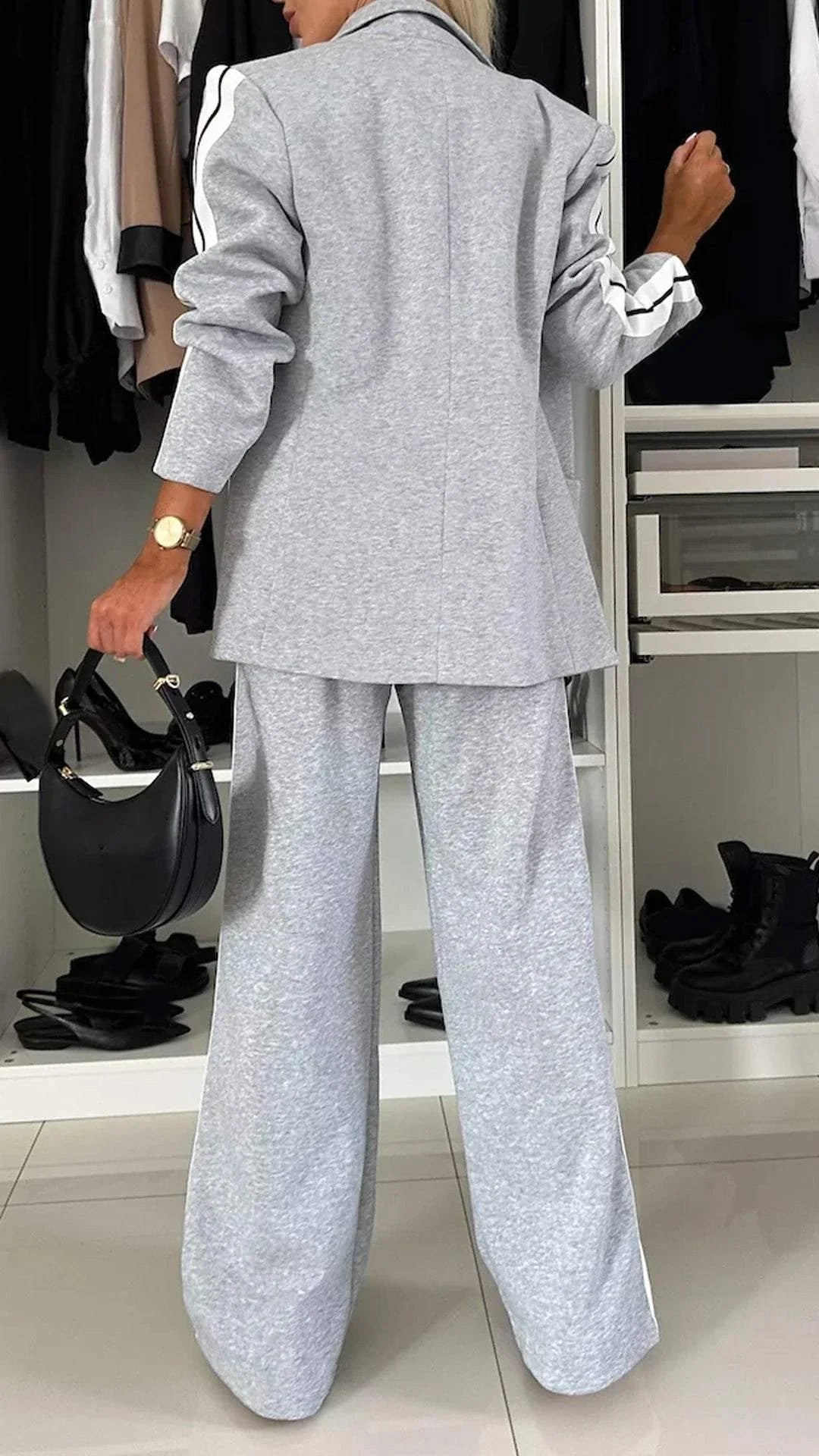 ELEGANTE TRAJE DE MUJER CON SOLAPA