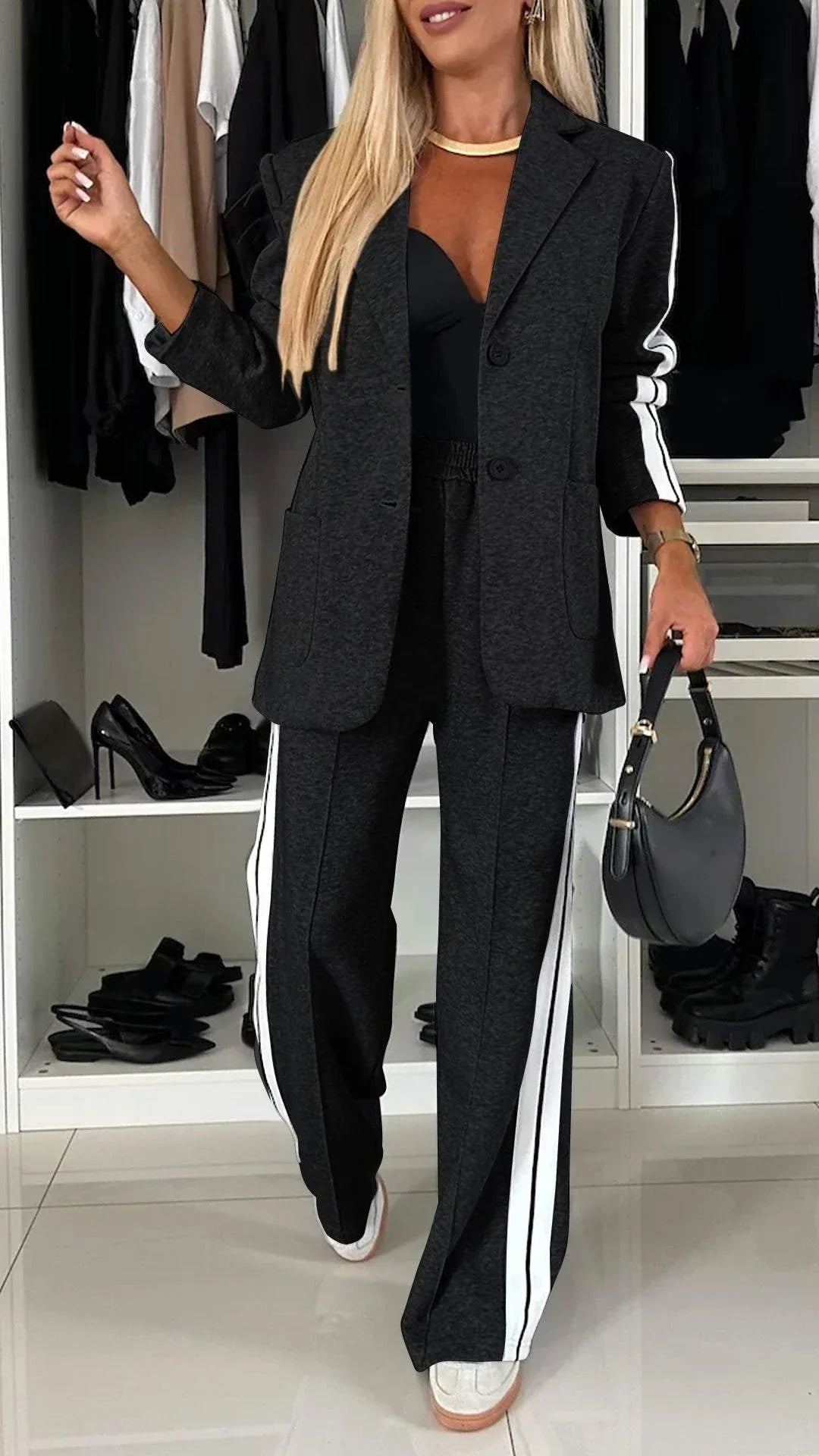ELEGANTE TRAJE DE MUJER CON SOLAPA