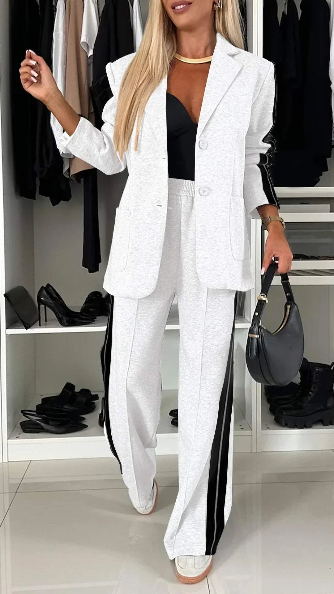 ELEGANTE TRAJE DE MUJER CON SOLAPA