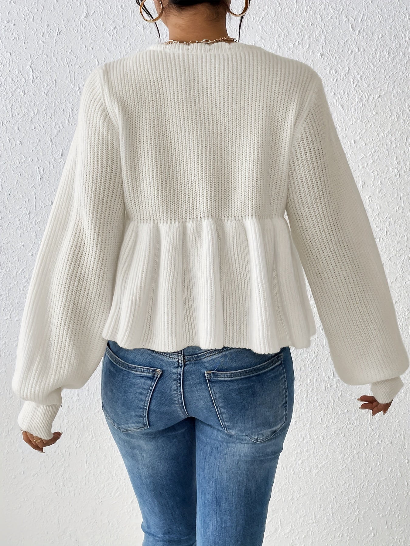 Maglia bianca con coulisse e rouches sull'orlo