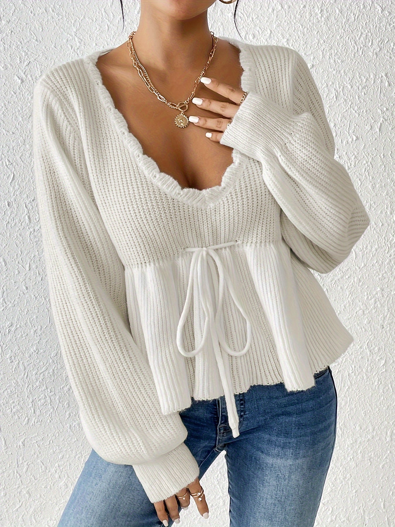 Maglia bianca con coulisse e rouches sull'orlo