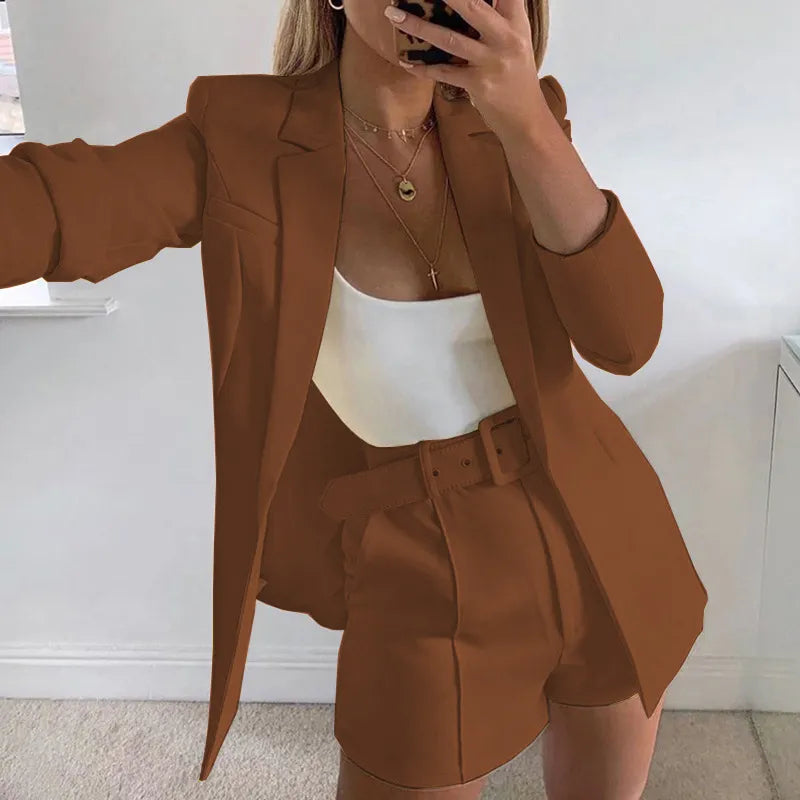 CELIA  ELEGANTE CONJUNTO DE PANTALÓN CORTO Y BLAZER DE LINO PARA MUJER