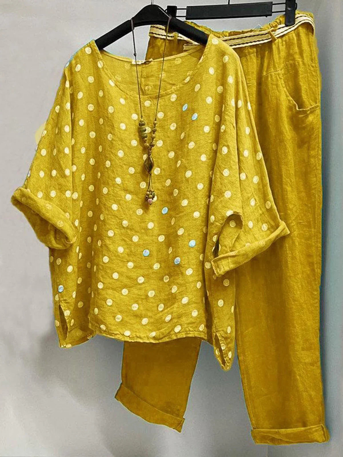 CONJUNTO LUNA  INFORMAL CON ESCOTE REDONDO DE LUNARES Y PANTALÓN CON BOLSILLO EN LOTE DE 2
