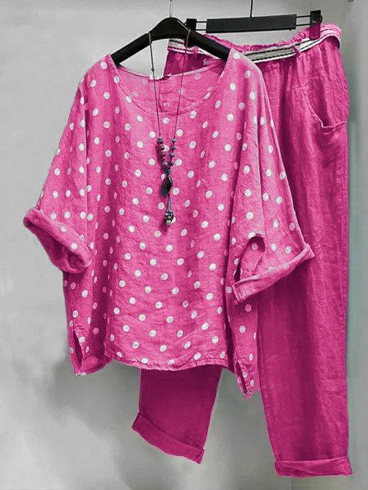 CONJUNTO LUNA  INFORMAL CON ESCOTE REDONDO DE LUNARES Y PANTALÓN CON BOLSILLO EN LOTE DE 2
