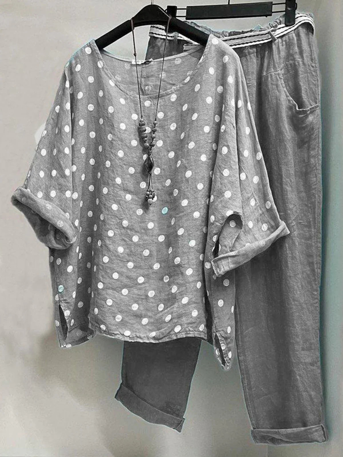 CONJUNTO LUNA  INFORMAL CON ESCOTE REDONDO DE LUNARES Y PANTALÓN CON BOLSILLO EN LOTE DE 2