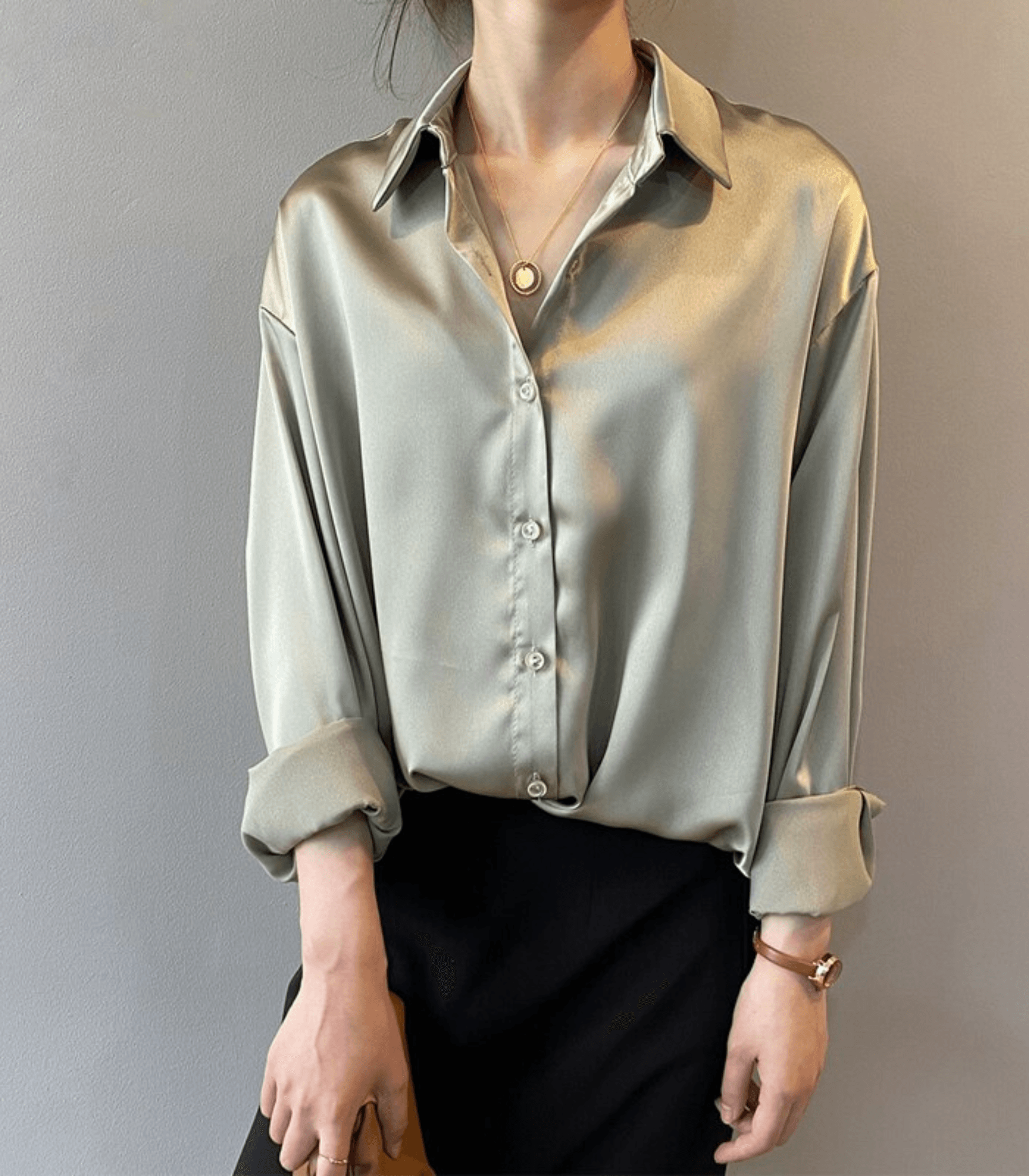 CAMISA OLGA DE SATÉN CON BOTONES – ELEGANCIA VERSÁTIL TODO EL AÑO