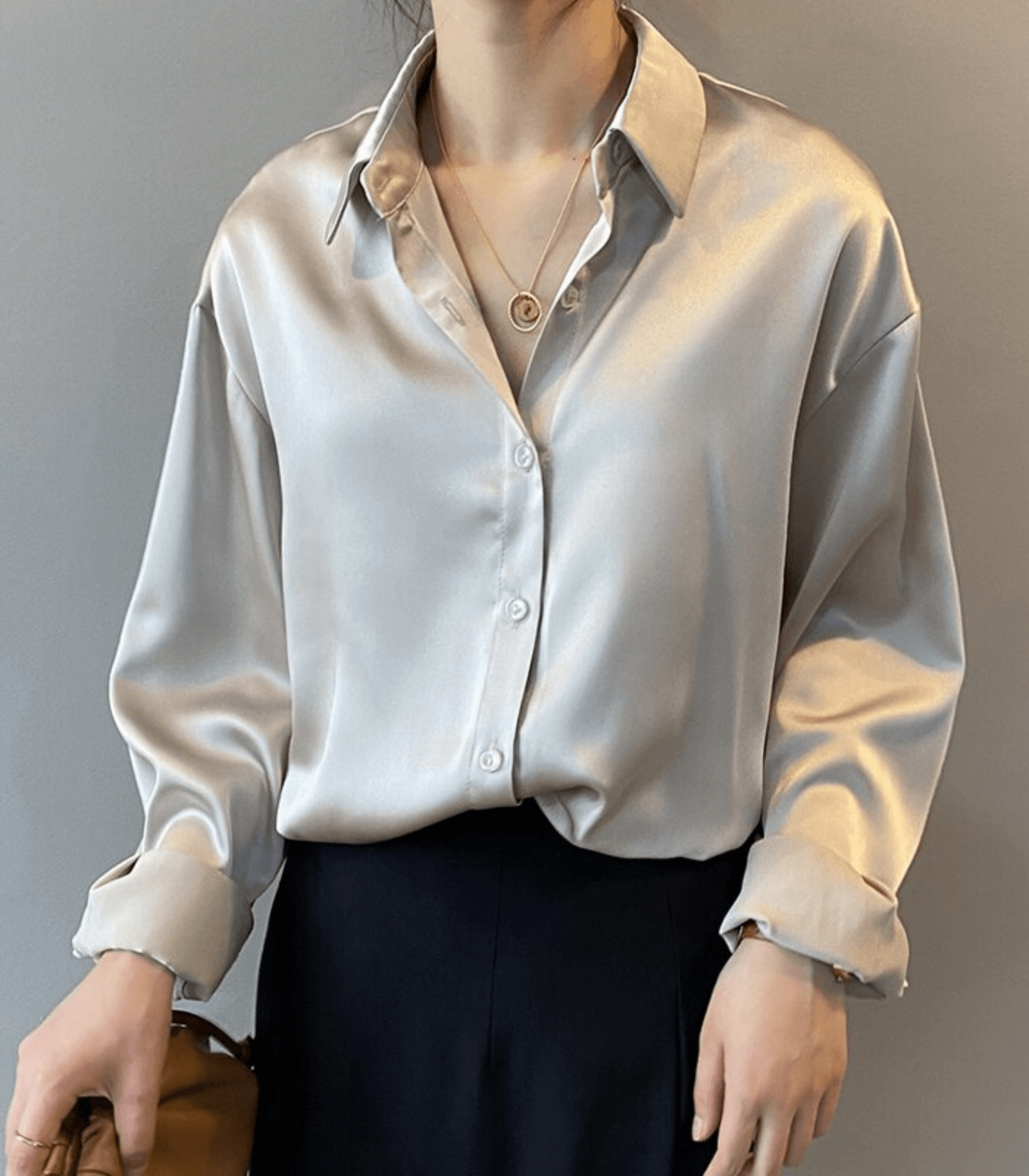 CAMISA OLGA DE SATÉN CON BOTONES – ELEGANCIA VERSÁTIL TODO EL AÑO