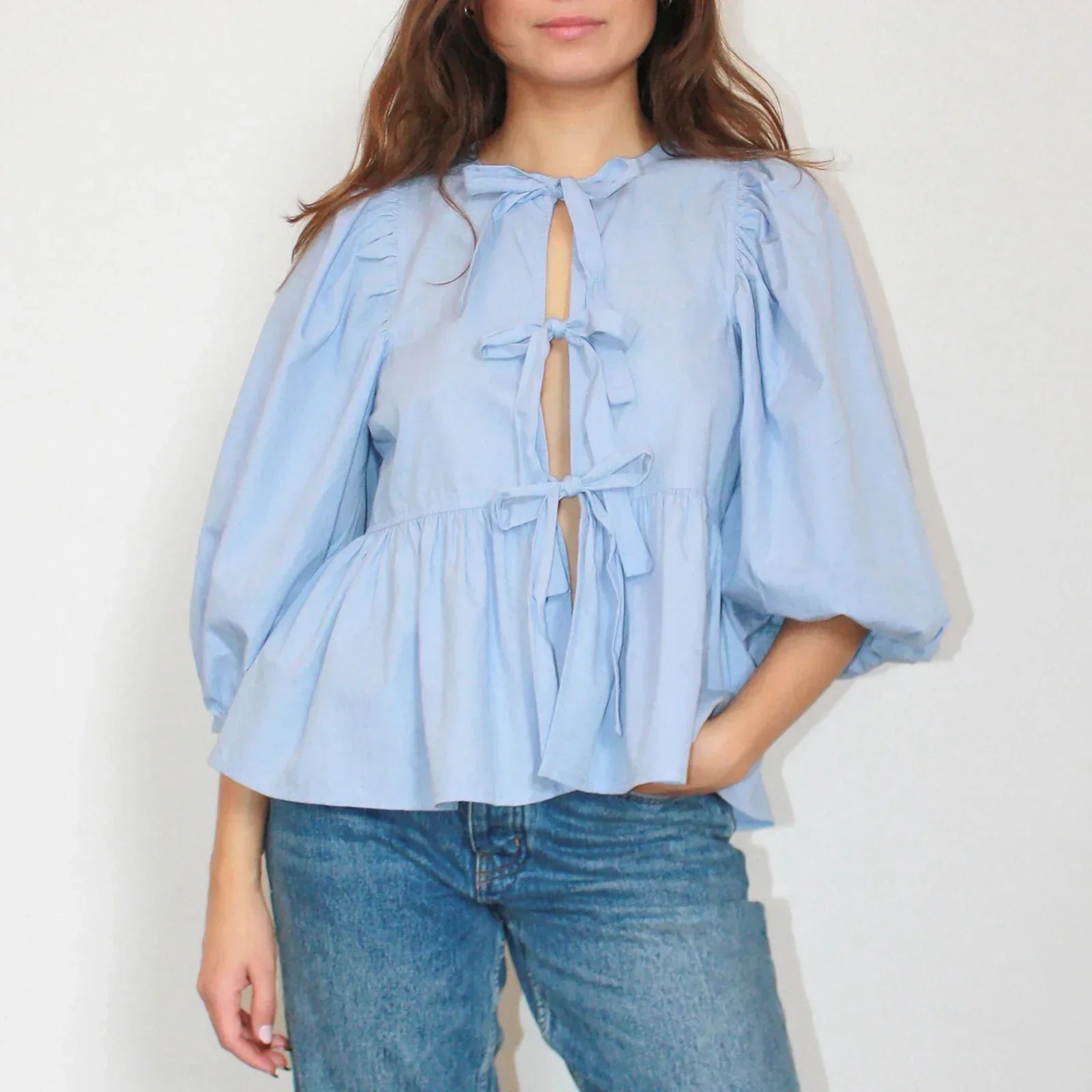 BLUSA ITALIANA ANUDADA DE ALGODÓN – VERSATILIDAD Y ELEGANCIA