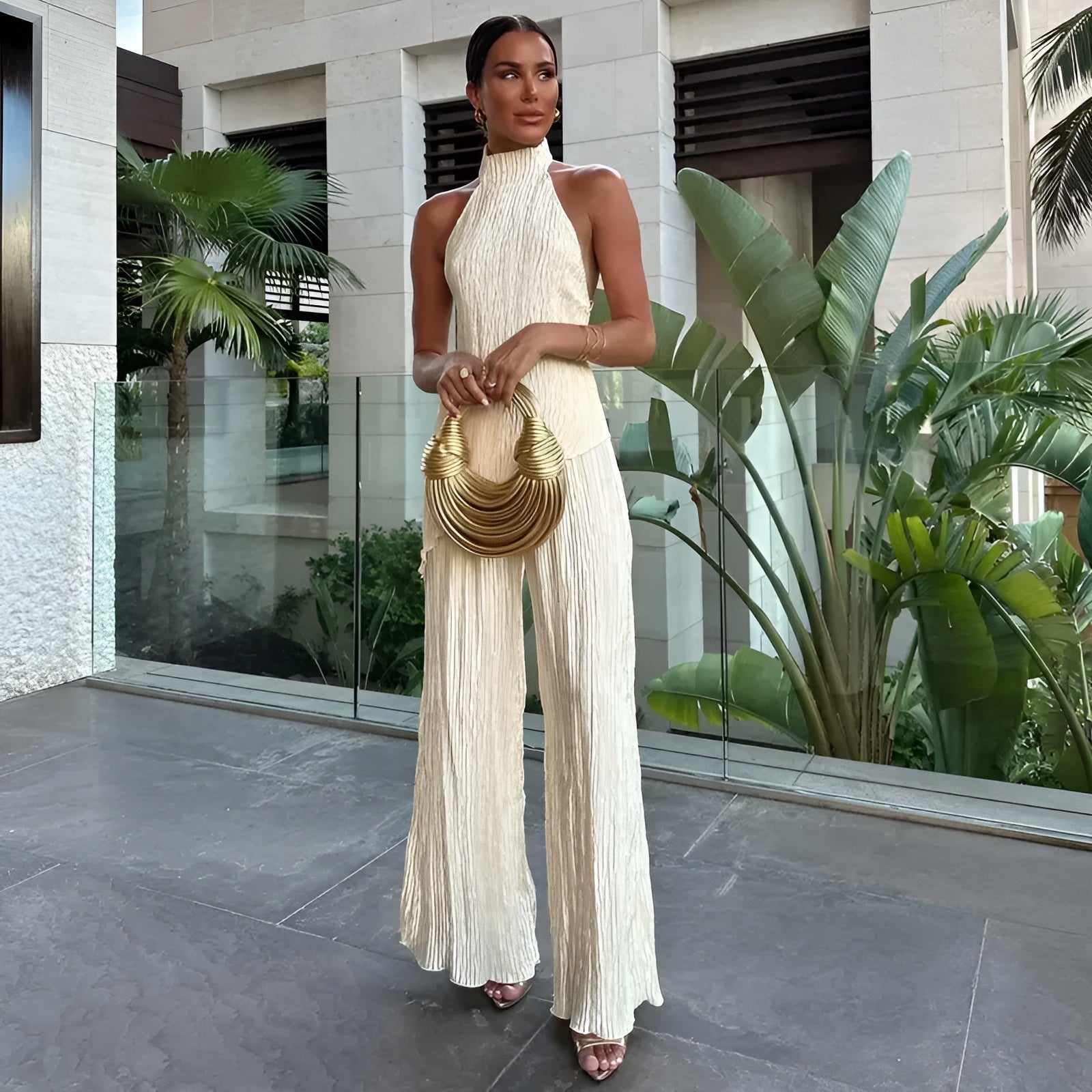 CONJUNTO ELEGANTE PLISADO CON TOP HALTER ABIERTO EN LA ESPALDA Y PANTALÓN ANCHO
