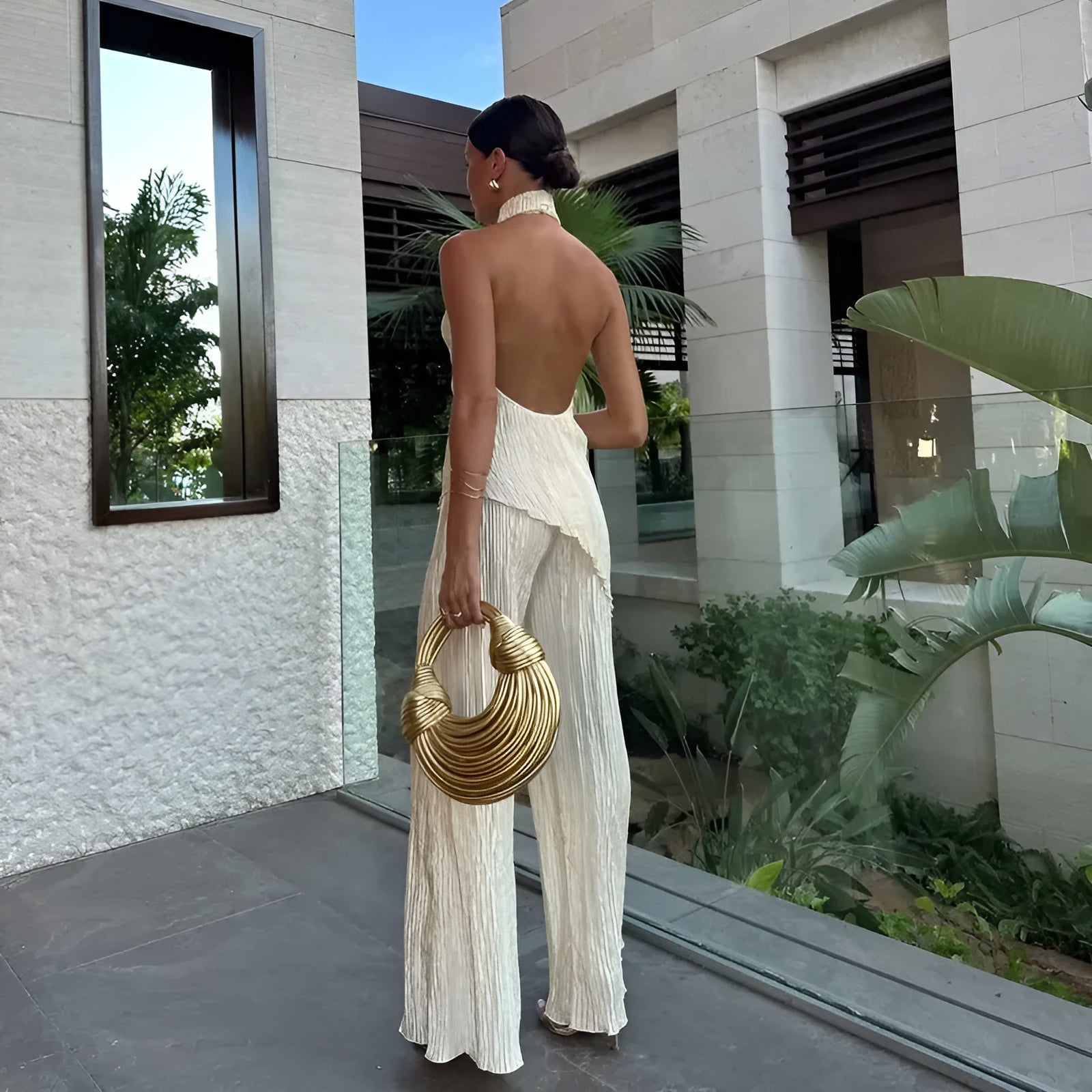 CONJUNTO ELEGANTE PLISADO CON TOP HALTER ABIERTO EN LA ESPALDA Y PANTALÓN ANCHO