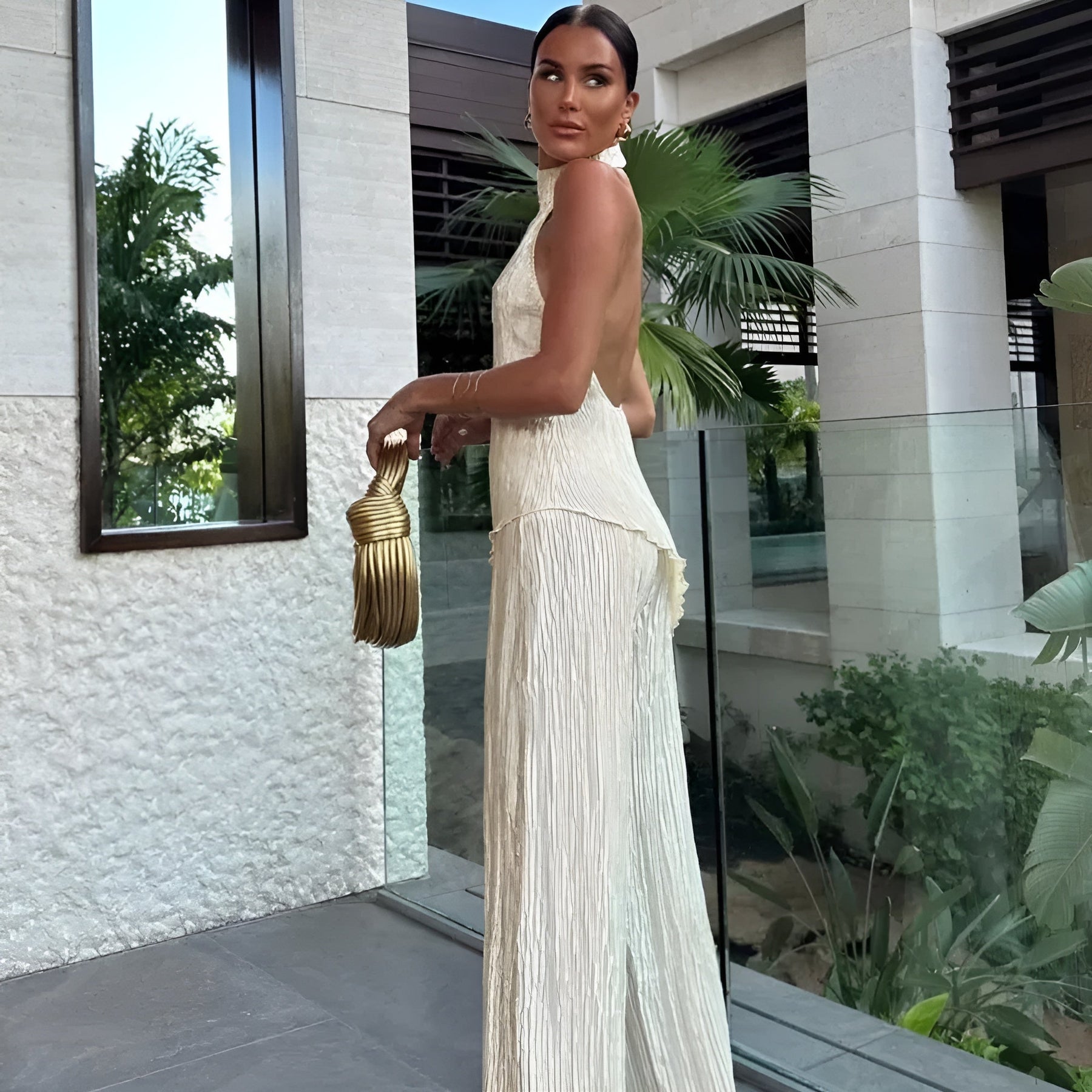 CONJUNTO ELEGANTE PLISADO CON TOP HALTER ABIERTO EN LA ESPALDA Y PANTALÓN ANCHO