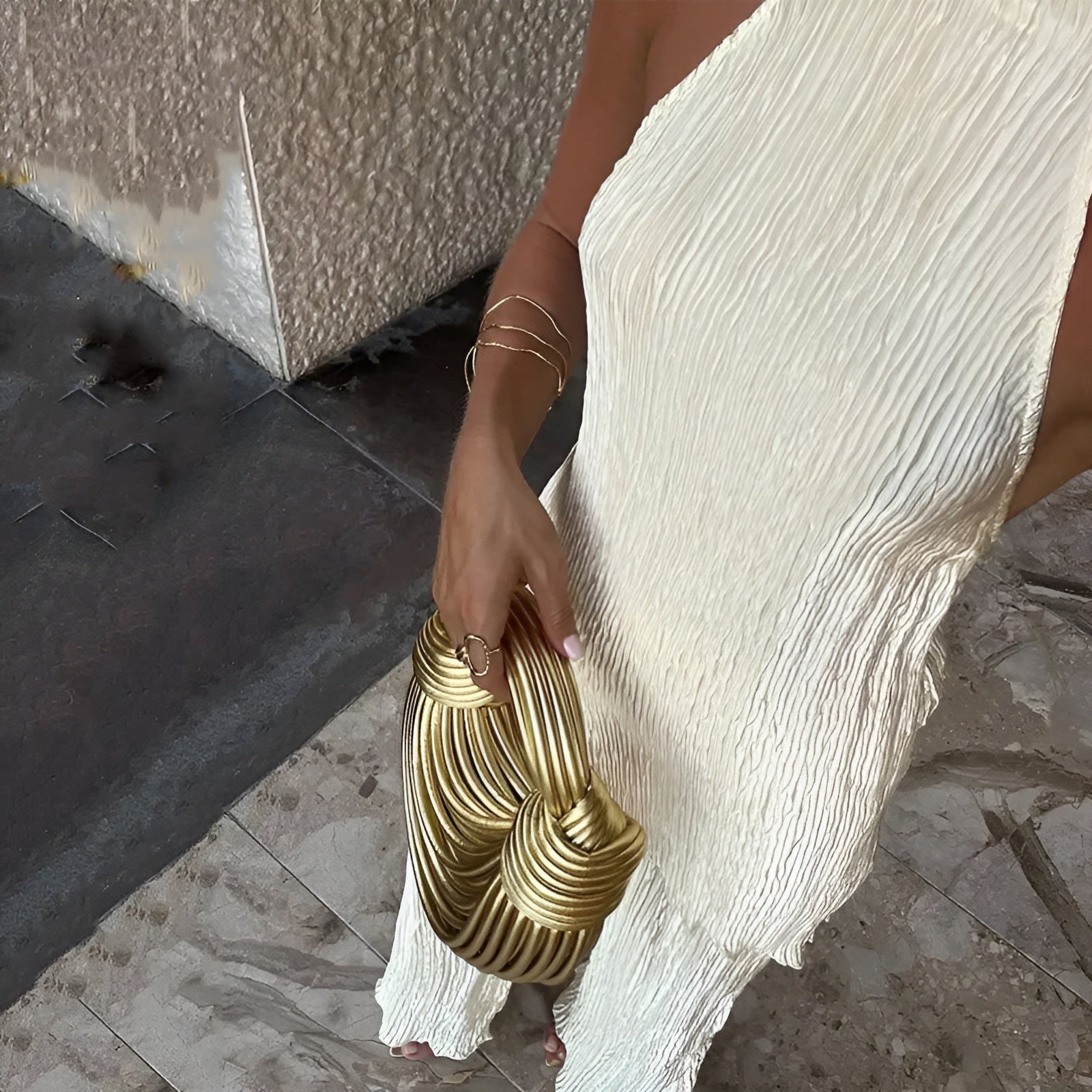 CONJUNTO ELEGANTE PLISADO CON TOP HALTER ABIERTO EN LA ESPALDA Y PANTALÓN ANCHO