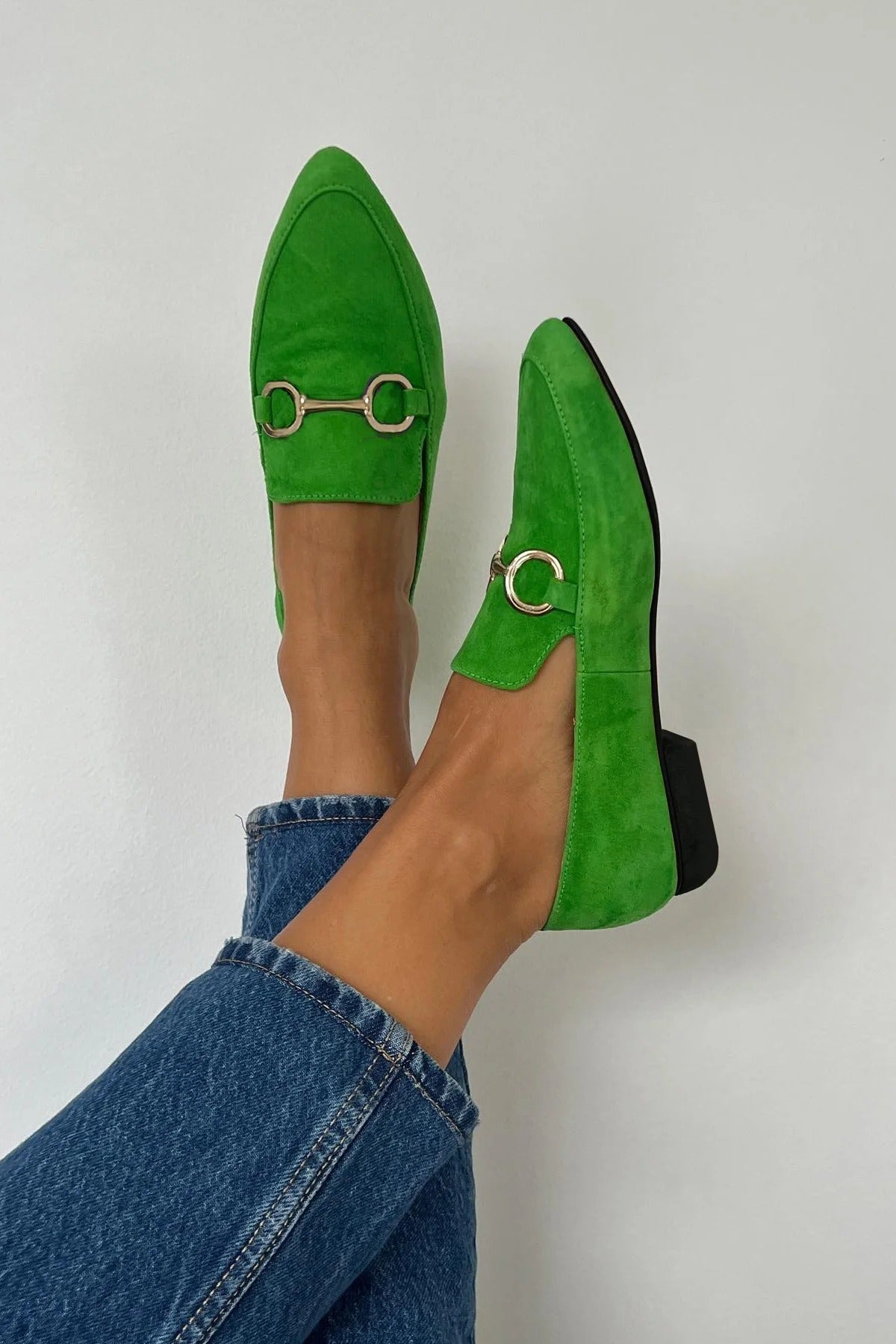 Verona™ | Mocasines verdes en gamuza sintética con hebilla metálica