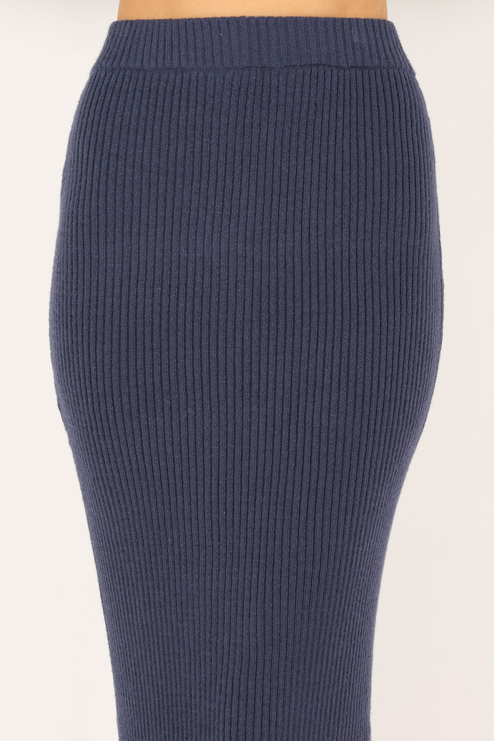 CONJUNTO ELEGANTE DE CUELLO ALTO CON FALDA LARGA PARA MUJER