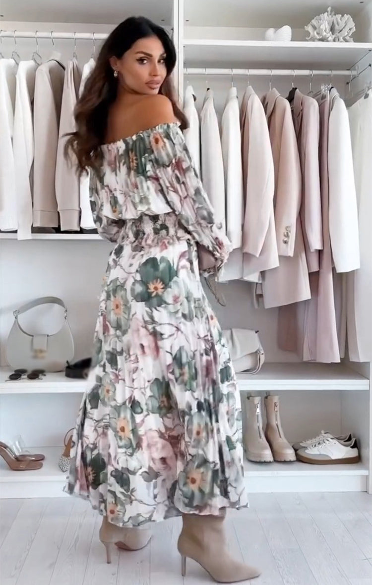 Conjunto de dos piezas con estampado floral y blusa descubierta con falda larga