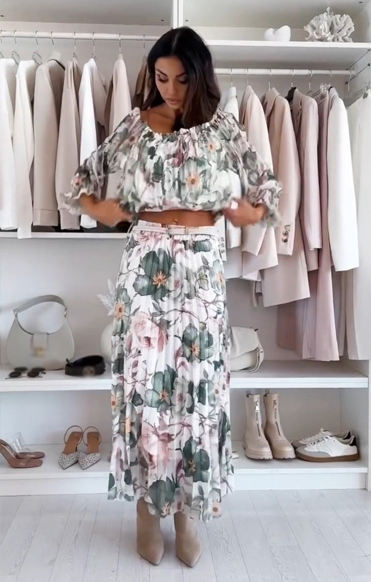 Conjunto de dos piezas con estampado floral y blusa descubierta con falda larga